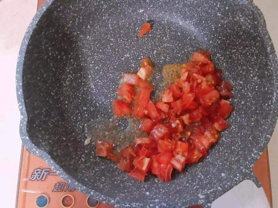 第6步：锅内倒入番茄炒出汁。