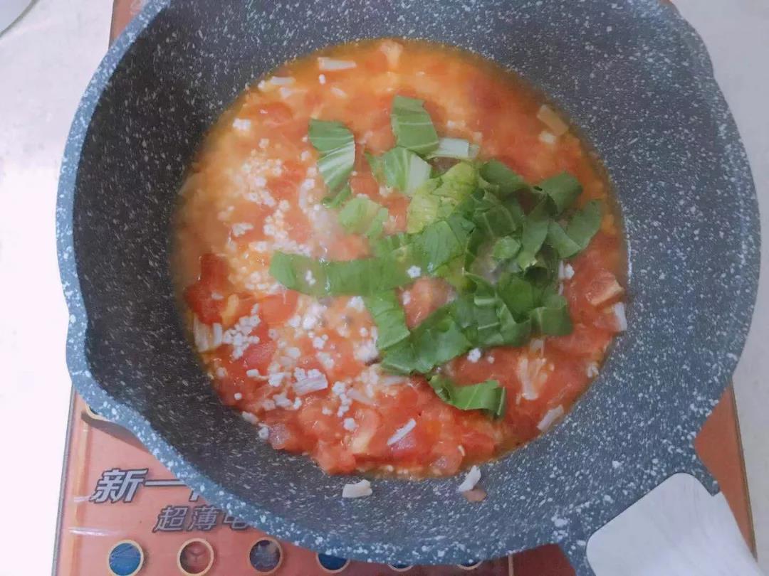 第9步： 加入粒粒面煮软，然后加入油菜叶煮2分钟左右。