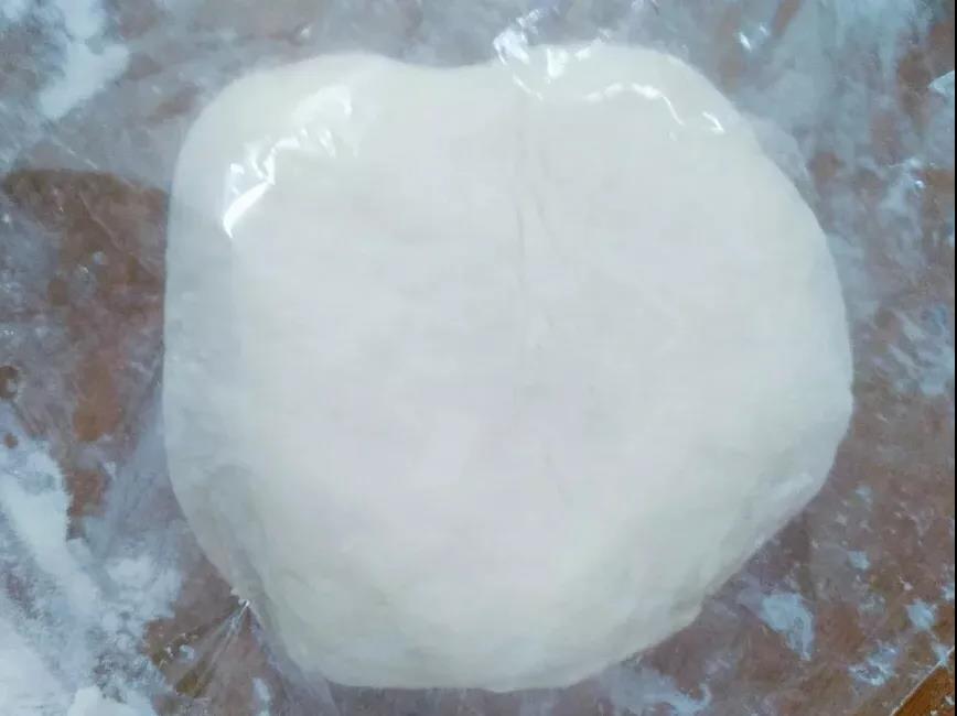 第5步：揉好面团，包保鲜膜醒放20分钟。