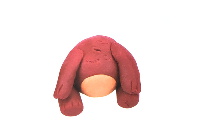 步骤4：把扁圆粘在身体上，再粘好四肢。