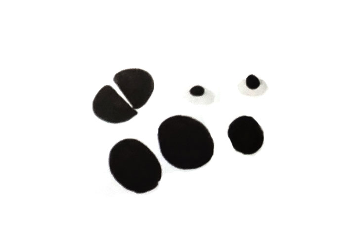 步骤2：用黑泥和白泥捏出鼻子、黑色眼圈、眼睛和耳朵。