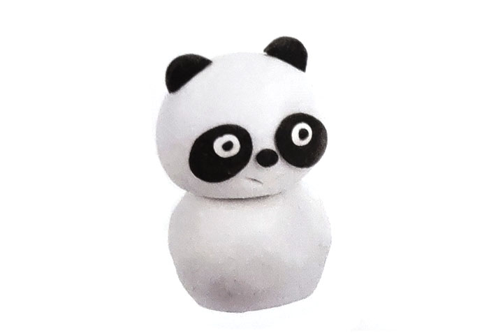 步骤5：捏出白色圆球，作为身体，并和头部固定在一起。