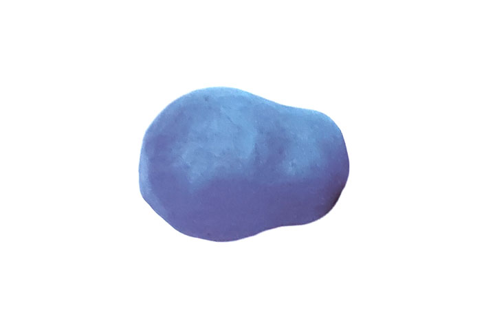 步骤1：用蓝泥搓一个椭圆，一头粗，一头细，作为大象的身体。