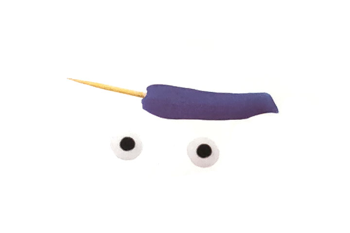 步骤6：搓出尾巴和眼睛，并在尾部插上牙签。