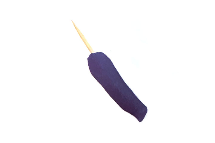 步骤7：搓出蓝色鼻子，插上牙签。