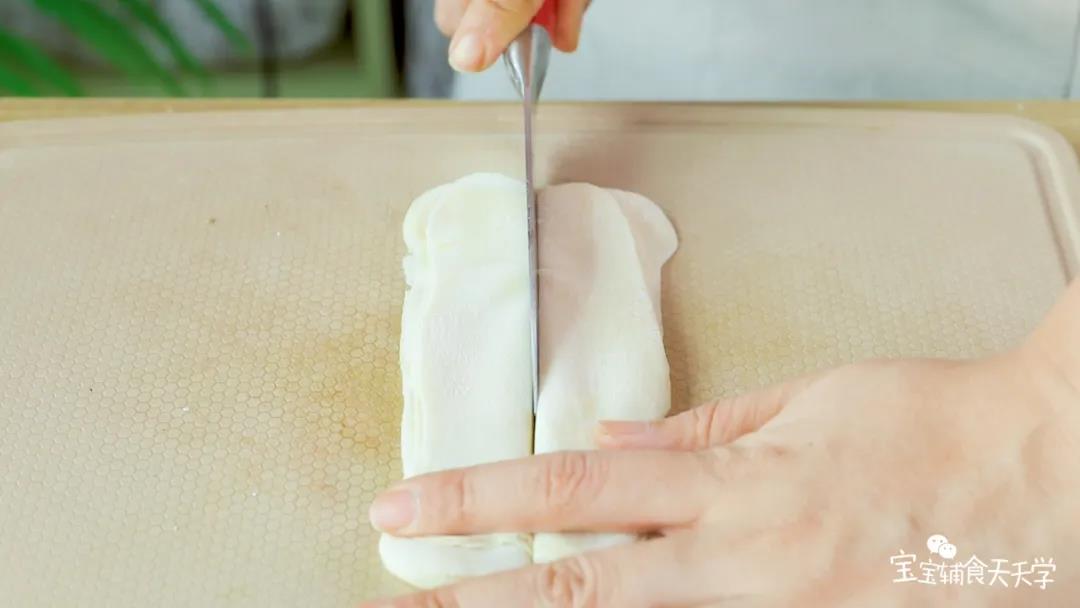 第4步：觉得饺子皮太宽了可以对半切一刀