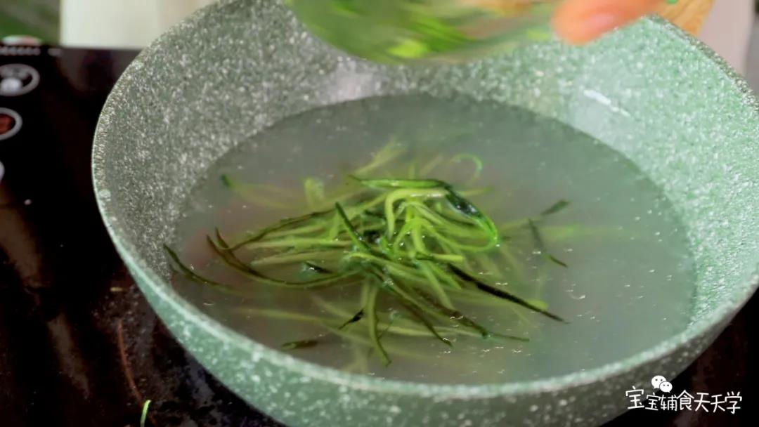 第7步：青瓜丝焯水备用