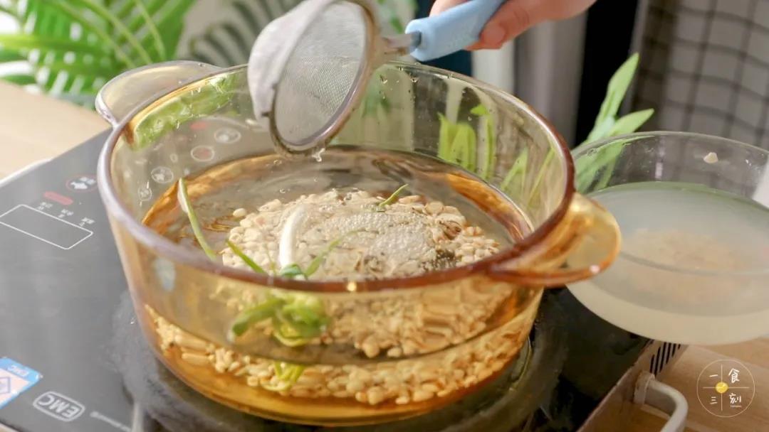 锅中加入薏米、节瓜、鸡爪和葱段