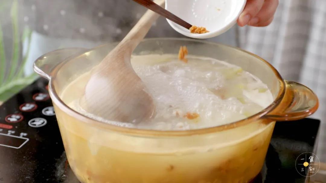 加入松茸粉，煮2-3分钟即可