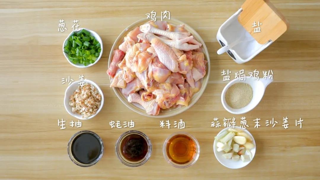 准备食材：鸡 / 350克、盐焗鸡粉 / 1包,生抽 / 30克、蚝油 / 15克、料酒 / 10克,沙姜、葱花、葱头、蒜瓣、盐 / 适量