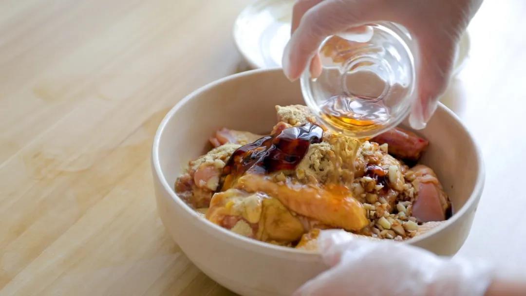 鸡肉放入沙姜碎、盐焗鸡粉、生抽、蚝油、料酒和适量油，抓拌均匀腌制10分钟