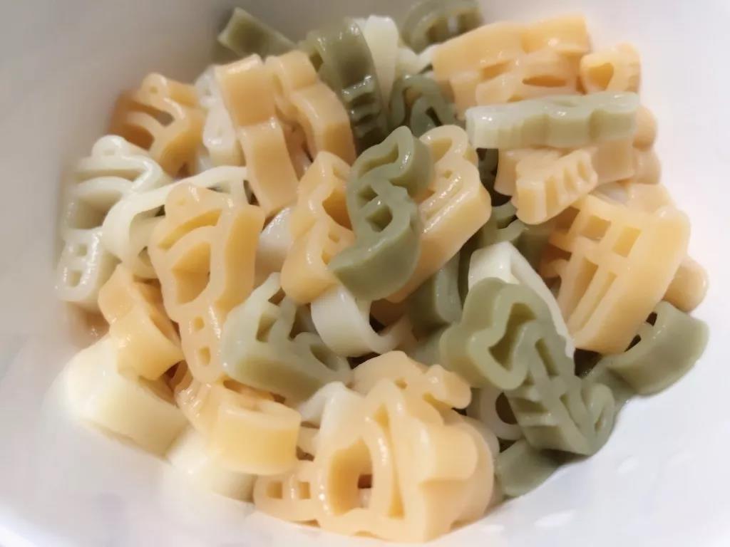 煮熟后捞出过凉水。