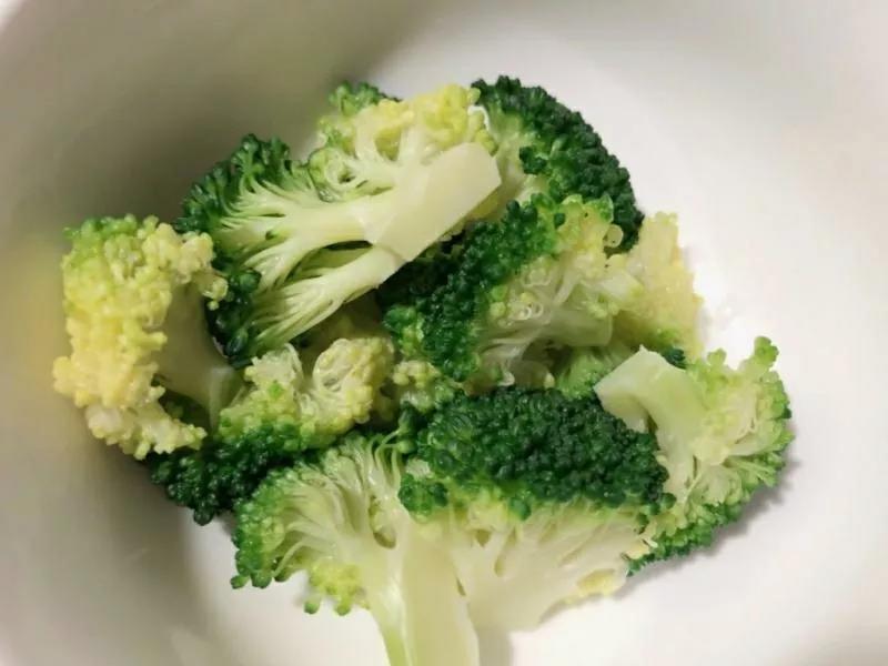 西兰花焯熟后捞出。