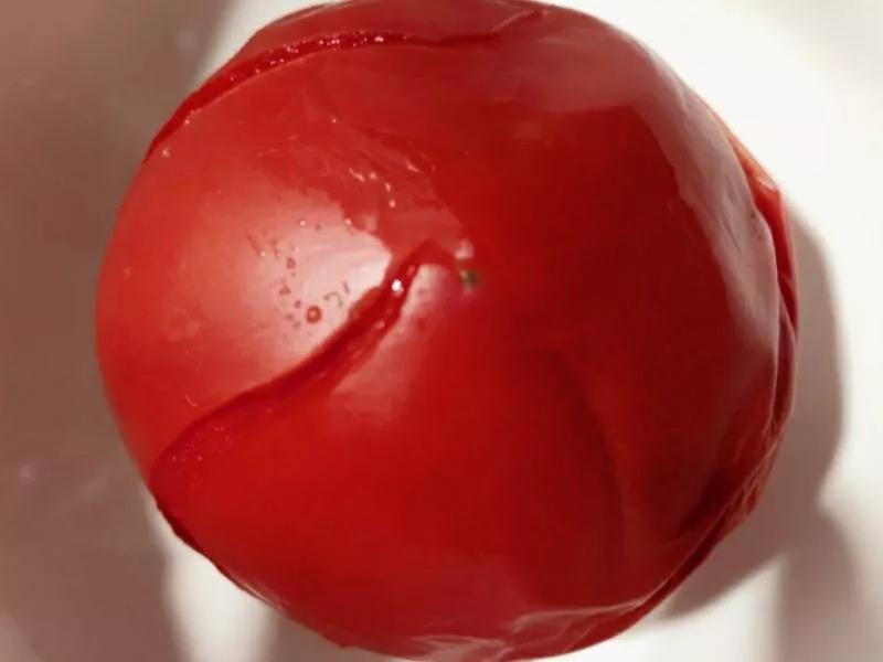 西红柿用开水烫一下后去皮。