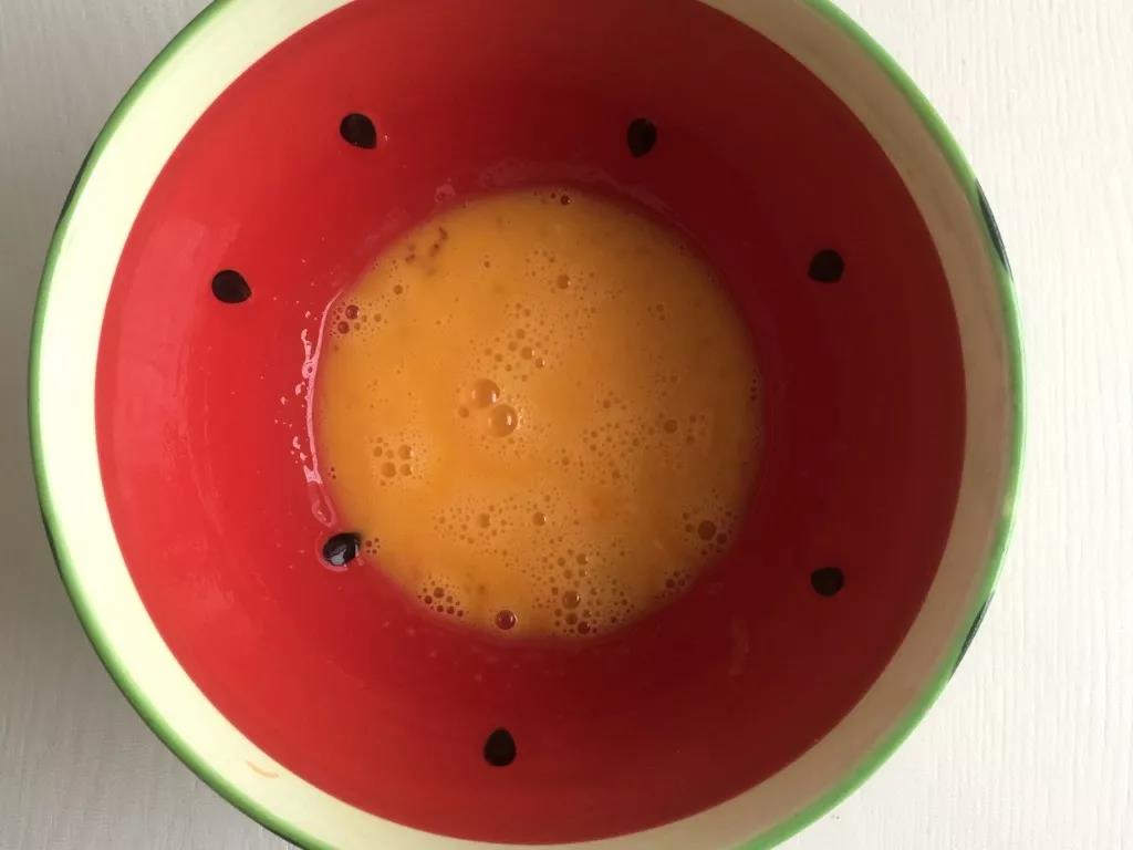 第2步：将鸡蛋打散。