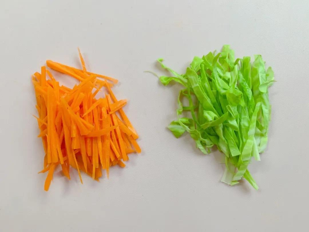 胡萝卜洗净去皮切丝，圆白菜洗净切丝。