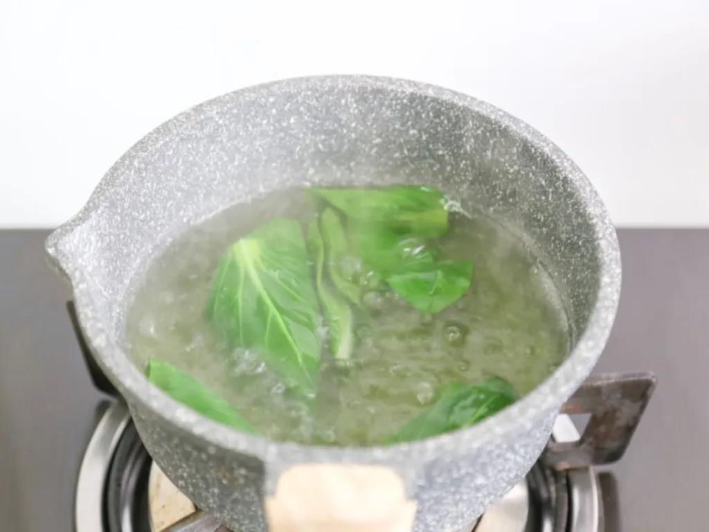 烧一锅开水，将洗净的油菜焯一下。