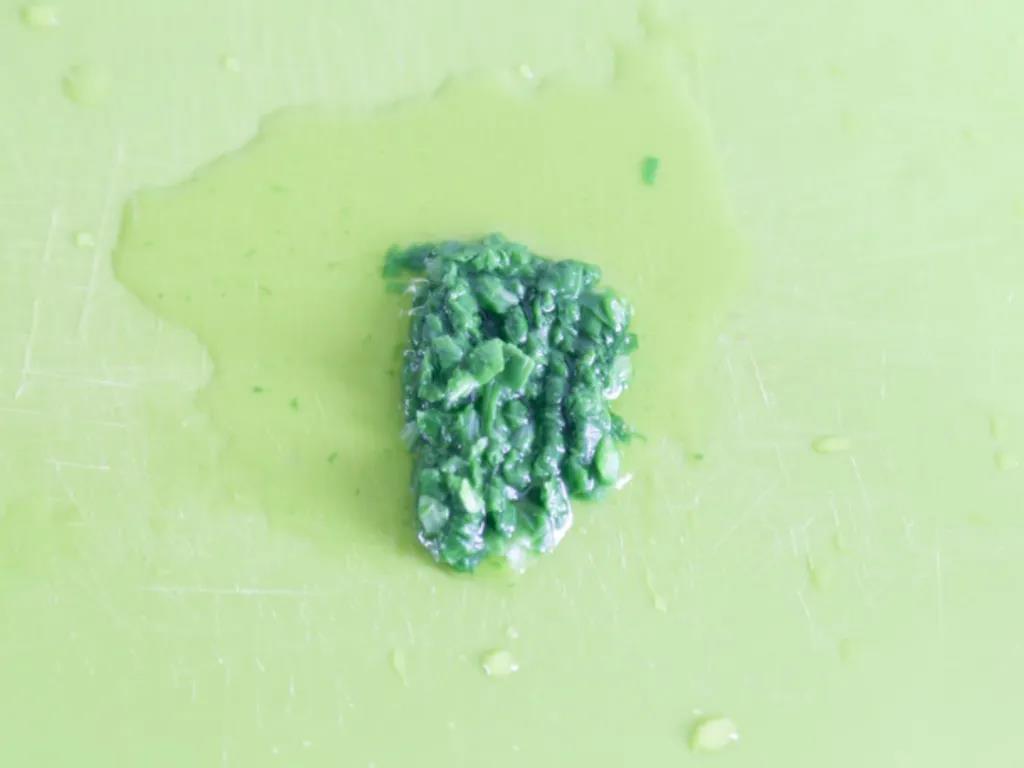 焯好的油菜切碎。