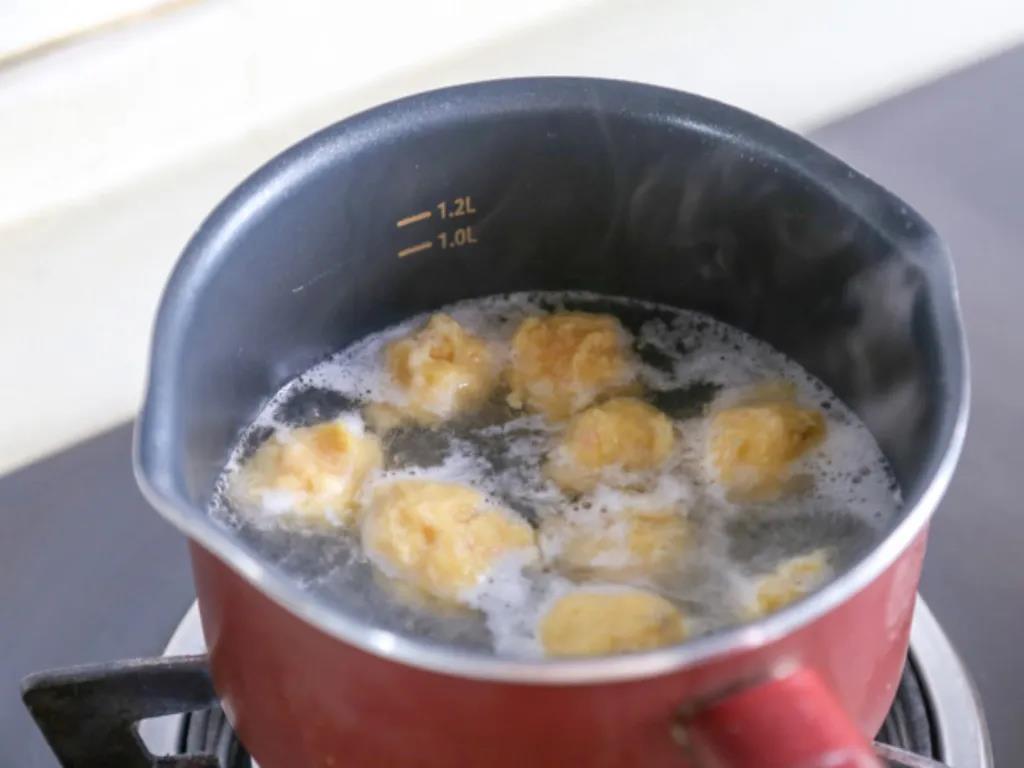 锅中烧开水后，转最小火放入虾丸。