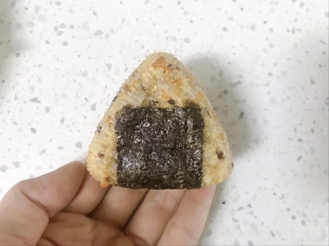 取一片海苔包在表面即可。