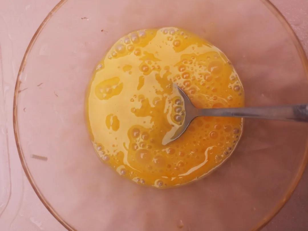 将鸡蛋磕入碗里，搅拌一下。