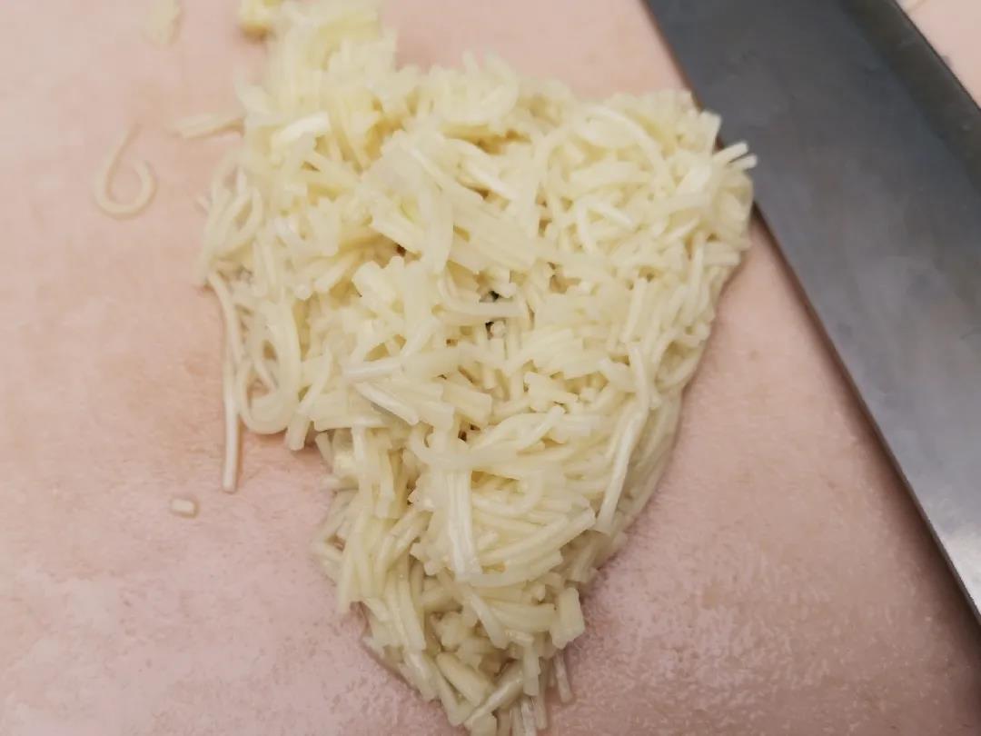 熟面条捞出后切碎。