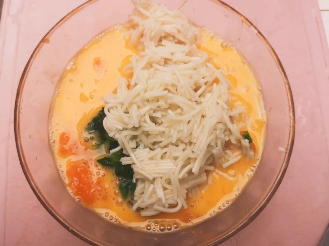 将面条碎，南瓜泥，菠菜碎一起放入鸡蛋碗里，搅拌均匀。
