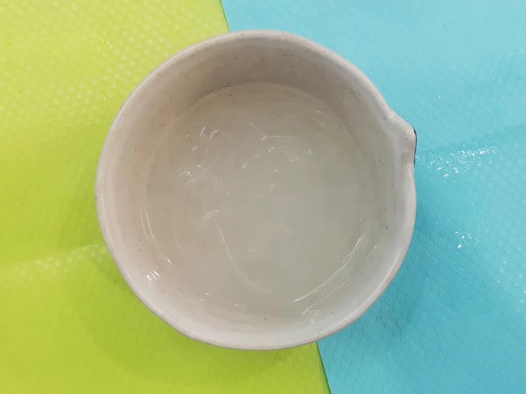 粉丝用开水泡软。