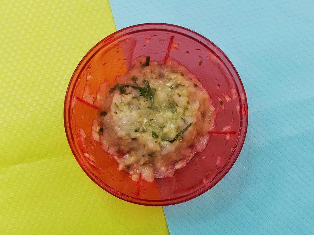 虾仁去虾线洗净，黄瓜洗净去皮切块，小葱洗净切段，一起用拉拉神器处理成泥。