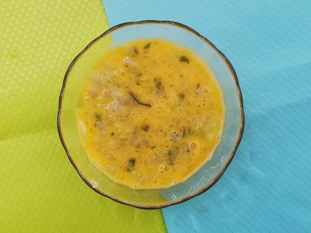 将鸡蛋与黄瓜虾仁糊搅拌均匀。