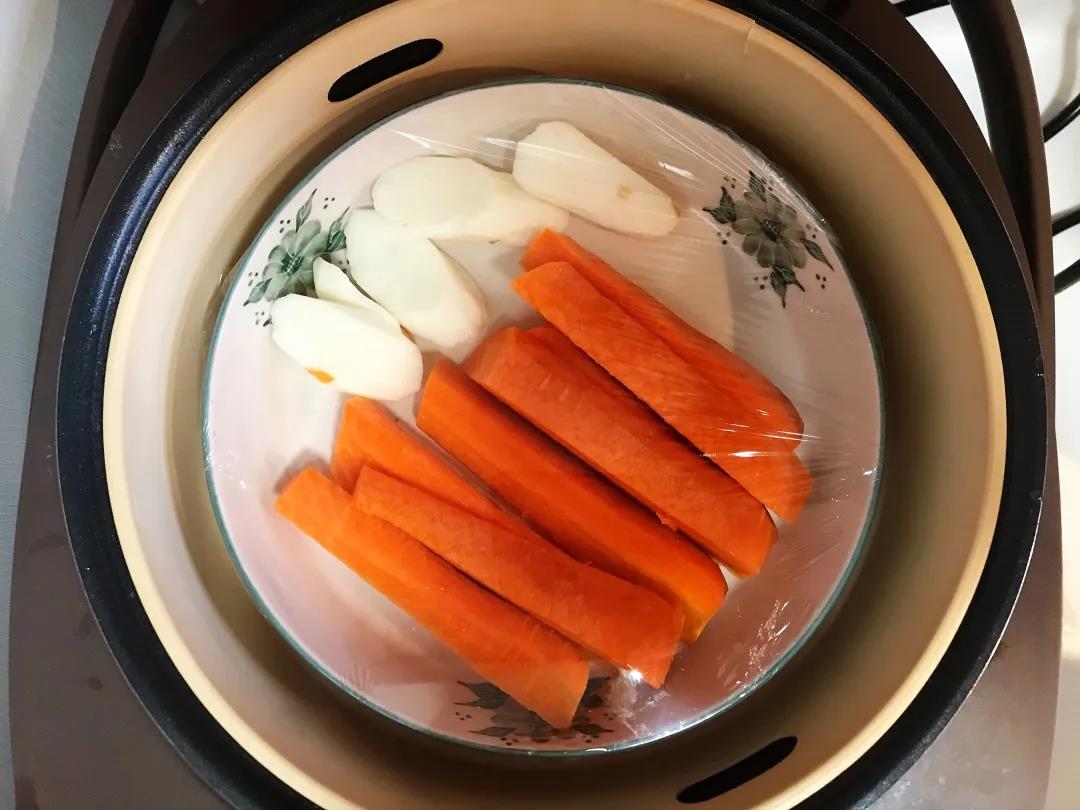 胡萝卜和山药放入蒸锅蒸至熟透。