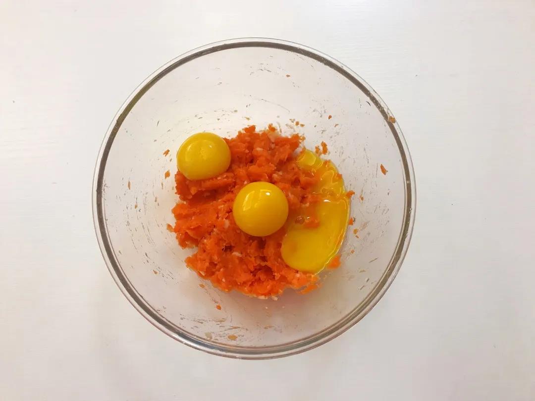 将蒸熟的胡萝卜和山药压泥。鸡蛋分离出蛋黄，和油一起放入泥中，蛋清留用。