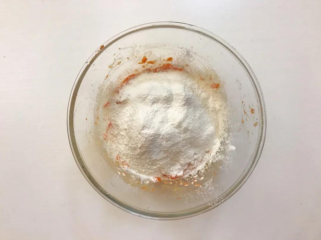 搅拌均匀后，筛入面粉和奶粉。