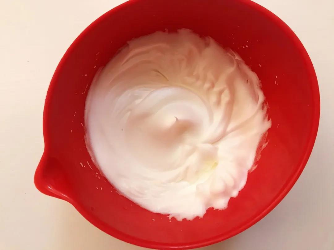 用电动打蛋器打发至干性发泡，即提起打蛋器有竖直尖角。