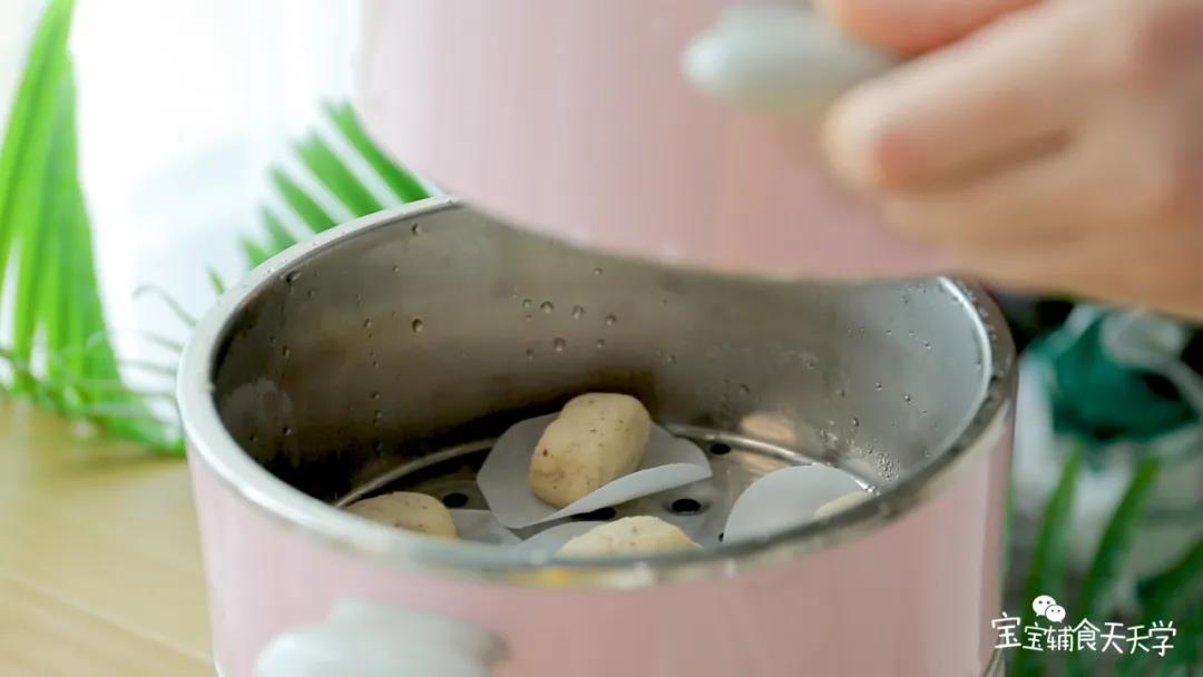 烧开蒸锅熄火，放入发酵15分钟