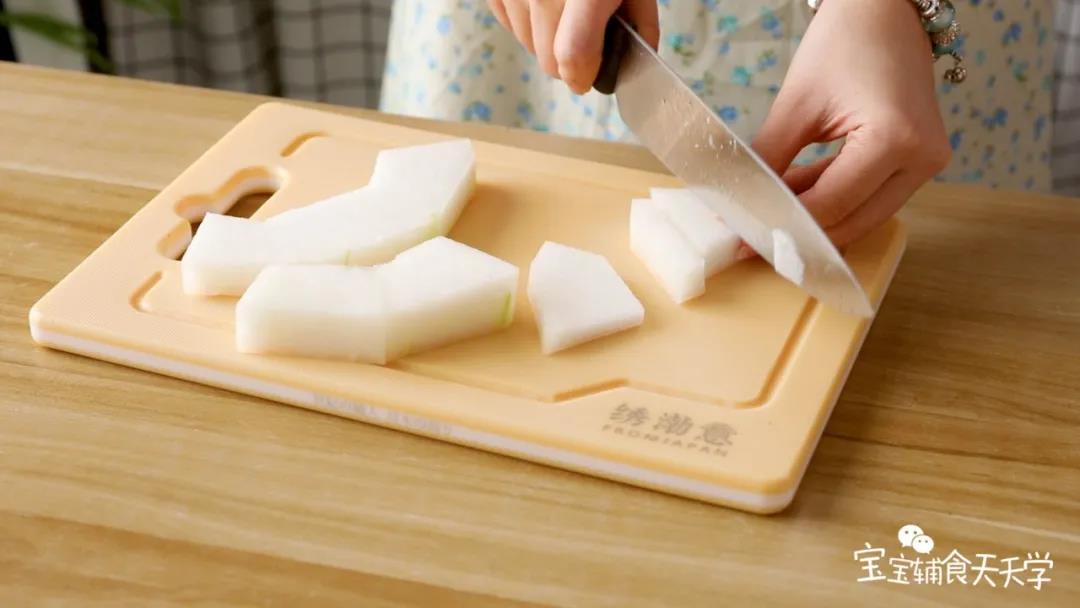 冬瓜洗净去皮切成1CM左右粗细的条状