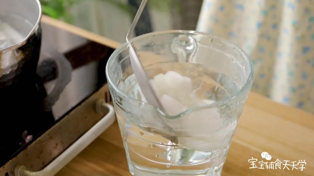 将煮好的冬瓜捞出，放入凉白开水中