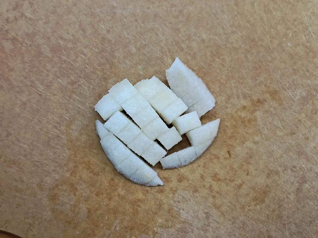 第1步：雪梨切小丁备用。