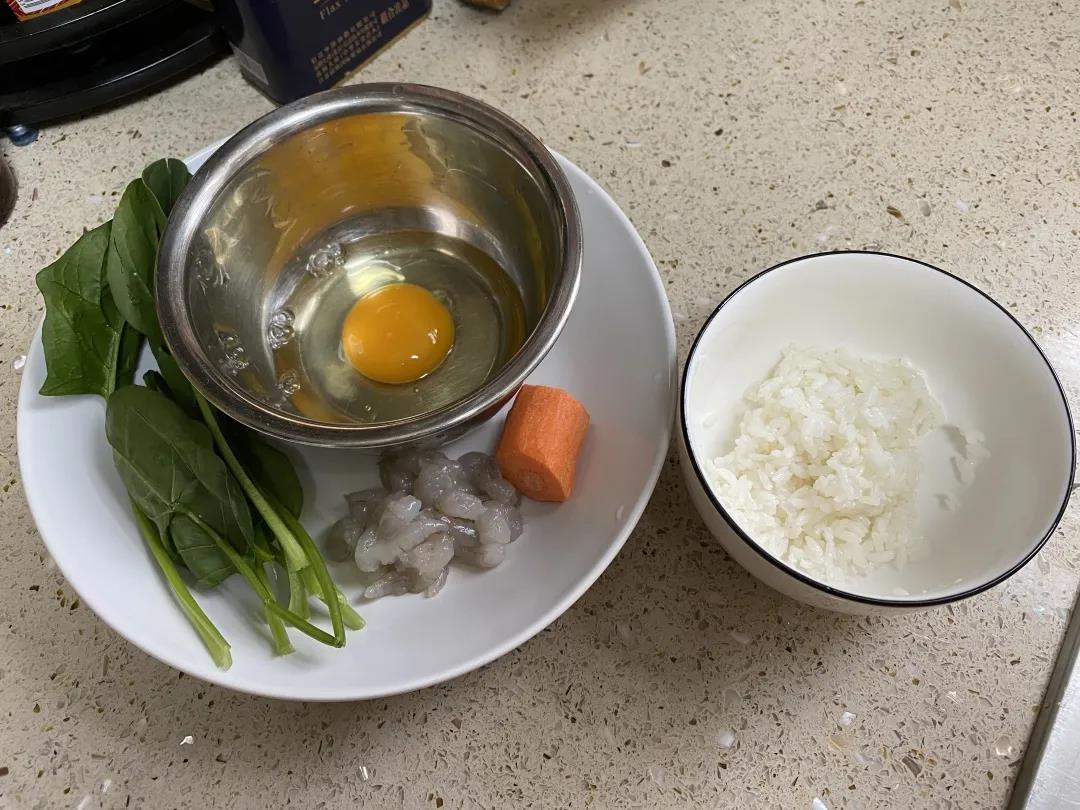 第1步：菠菜洗净，胡萝卜去皮洗净，鲜虾去壳去虾线洗净，鸡蛋打入碗中。