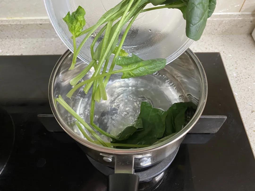 第2步：将菠菜焯水后捞出。