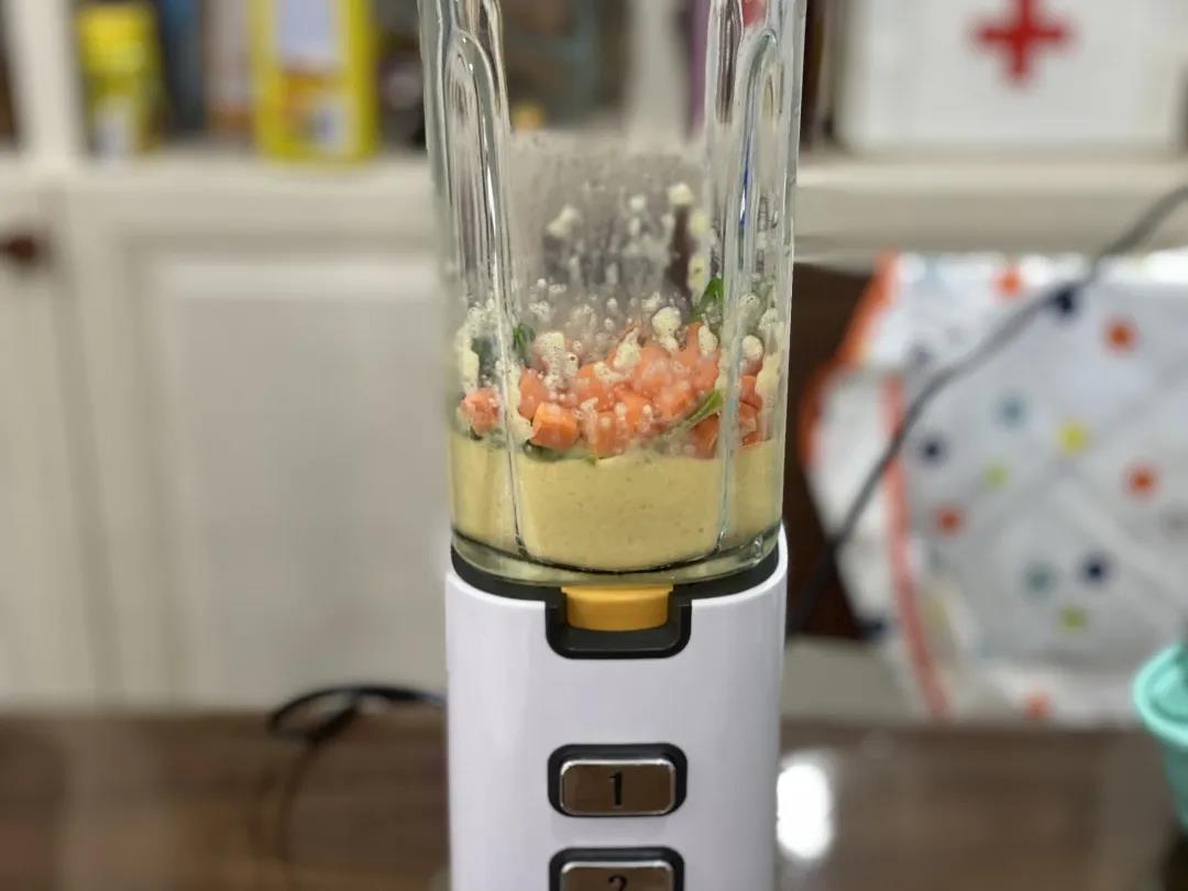 第5步：加入菠菜，胡萝卜打泥。