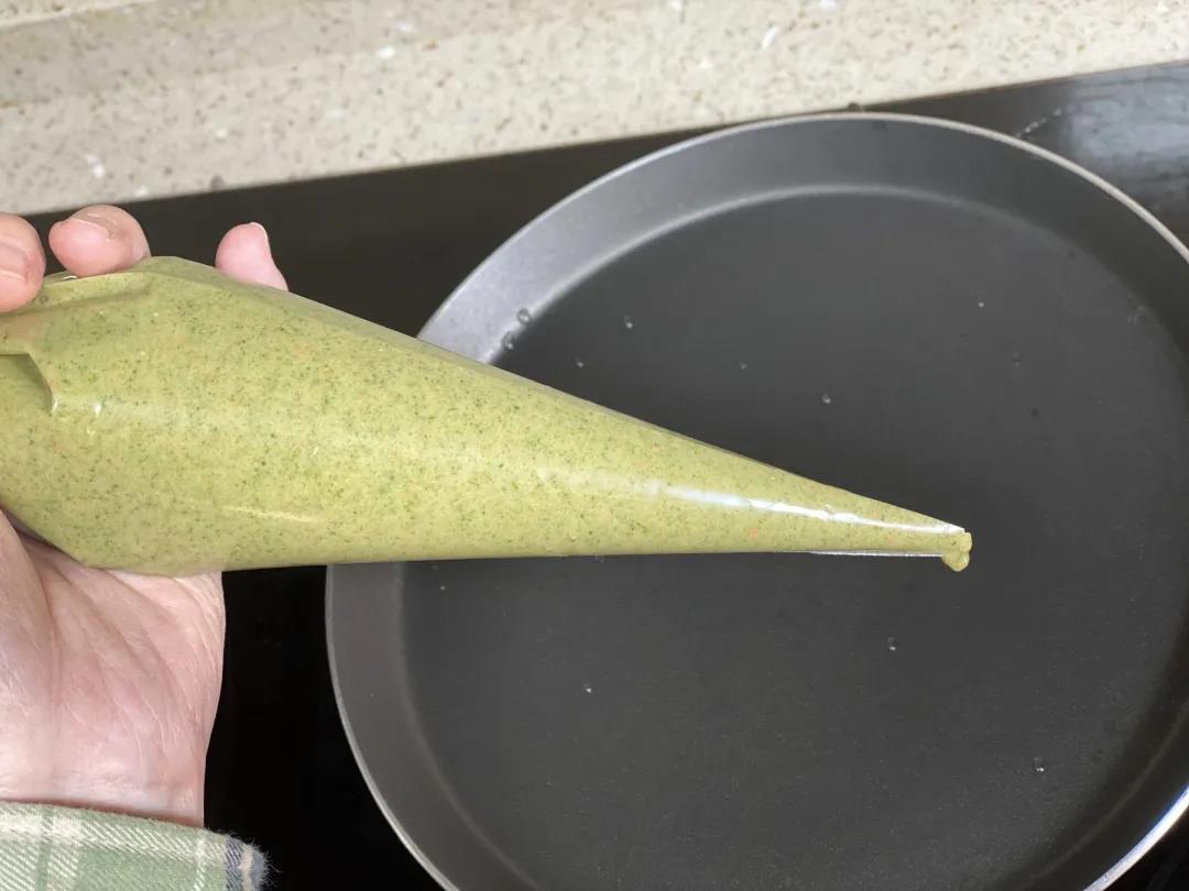 第6步：将混合泥装入裱花袋并剪小口。