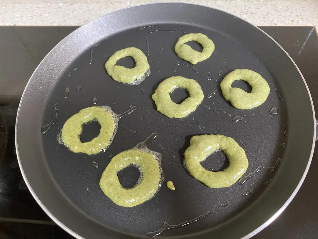 第7步：开小火，锅中刷油，将裱花袋中的混合泥挤压至锅中。