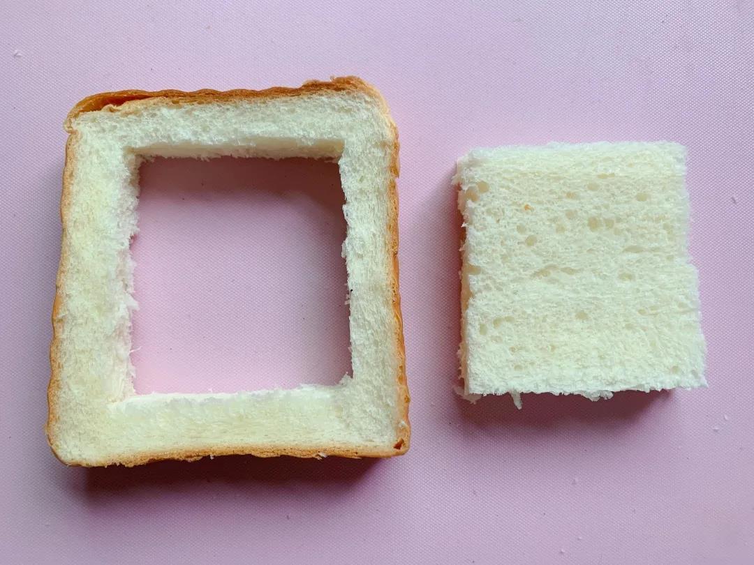 吐司中间切出一个正方形，镂空。