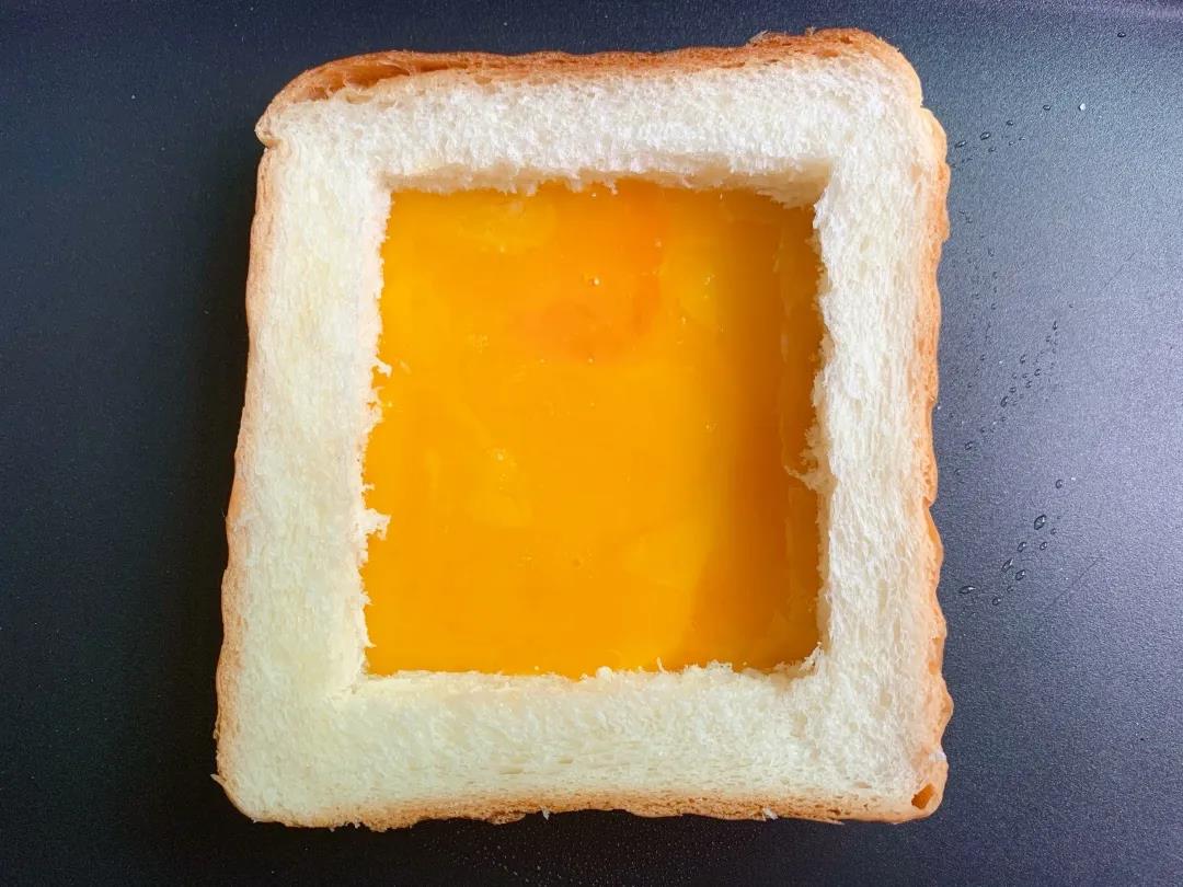 鸡蛋洗净打散倒入吐司中间。