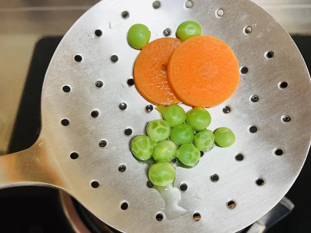 豌豆和胡萝卜焯熟。