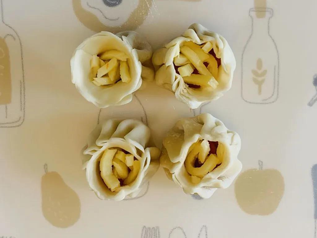 所有蔬菜塞入烧麦洞内，最后撒上芝士填充满。