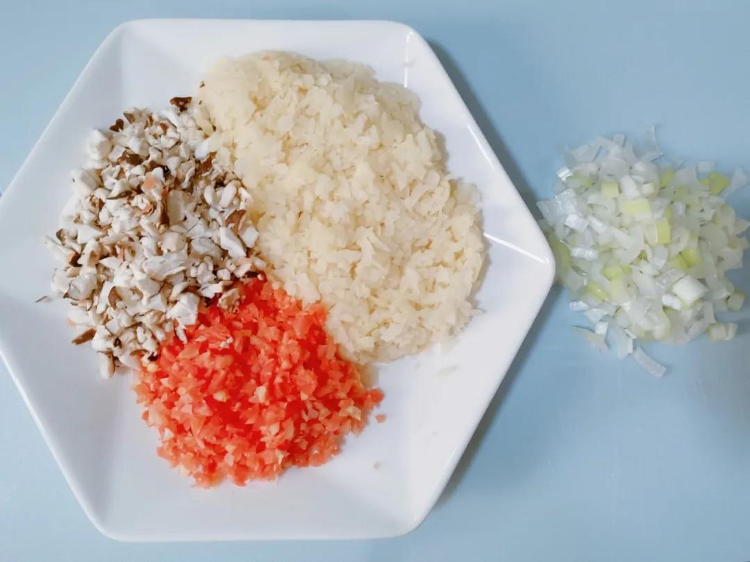 土豆、胡萝卜、香菇、葱切碎。