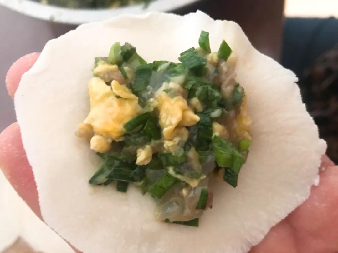 饺子皮中心放上合适量的馅料。