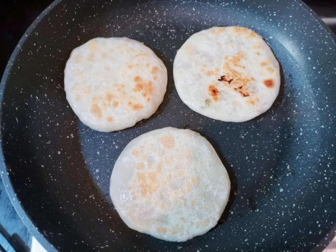 平底锅刷油，小火两面煎熟。